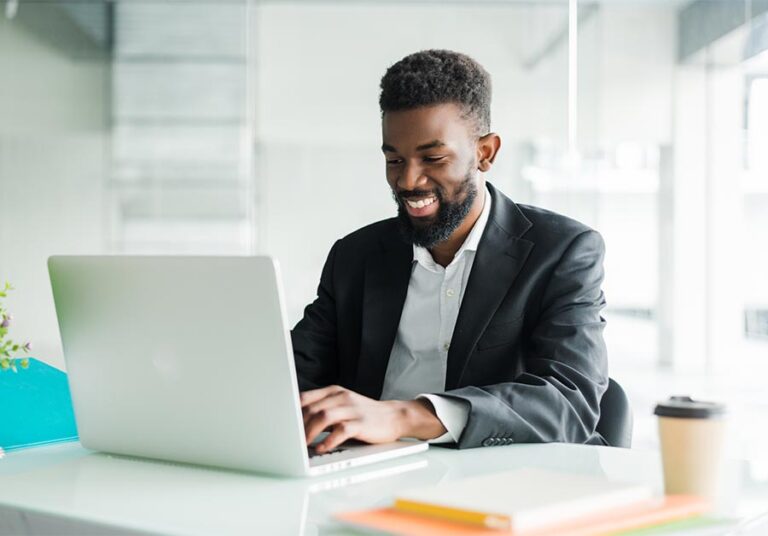 agent immobilier travaillant dans un bureau