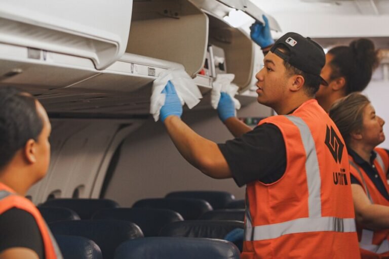 Comment Devenir Agent De Nettoyage D’avion Avec Pôle Emploi 2 agent nettoyage avion en tenue professionnelle
