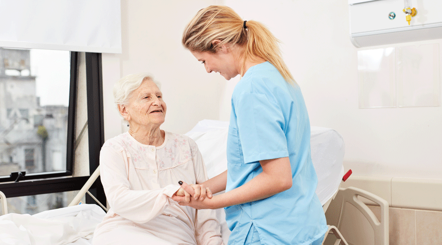 aide soignante travaillant dans un hopital