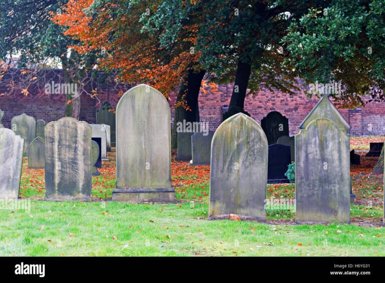 Comment retrouver les traces d'une personne décédée depuis longtemps 2 ancien cimetiere avec pierres tombales anciennes