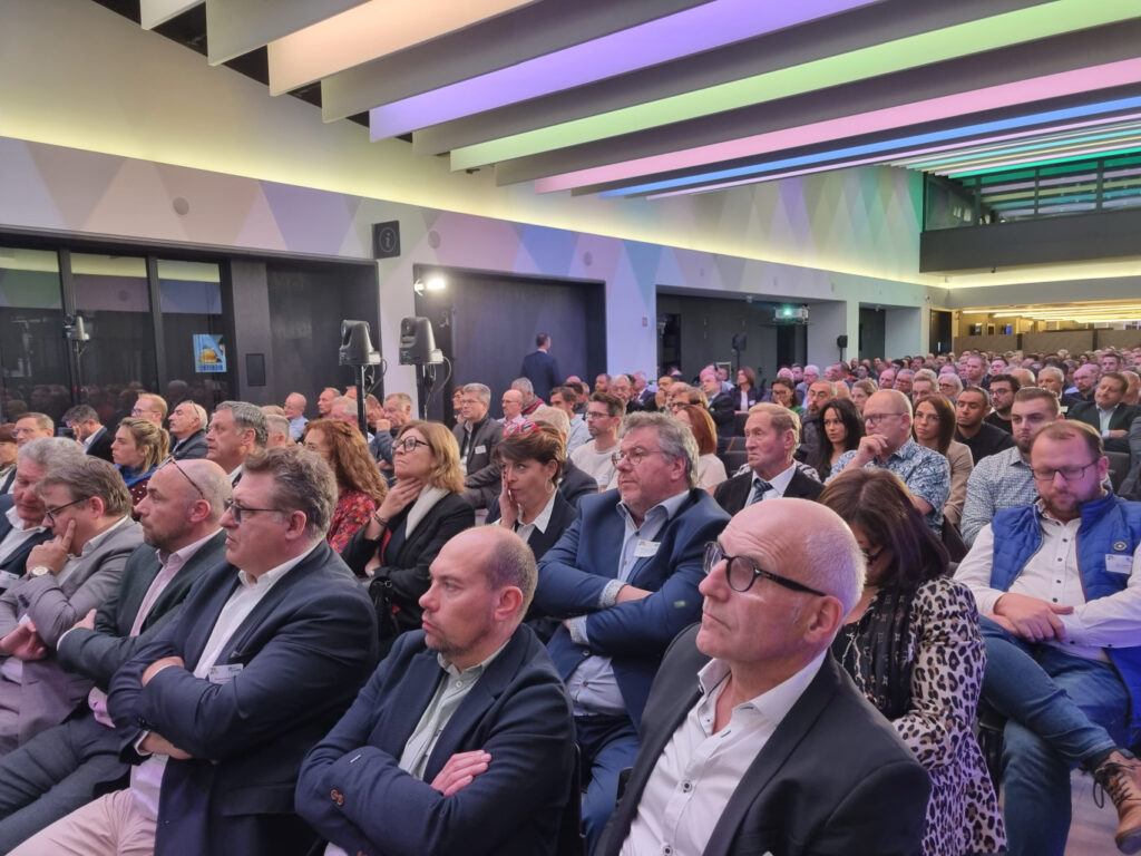 assemblee generale en pleine discussion