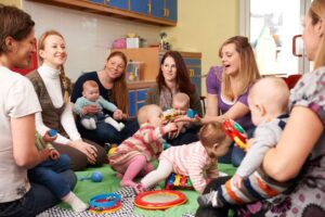 assistante maternelle avec enfants en activite