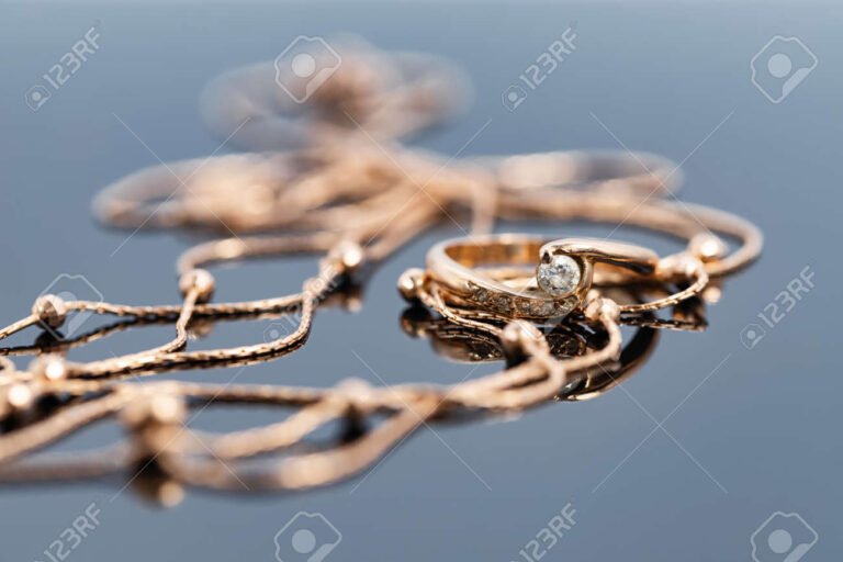 bague en or sur une surface reflechissante