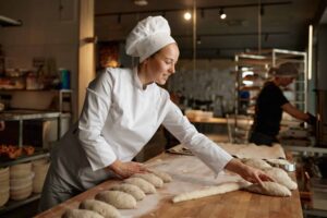 boulanger en action dans une cuisine