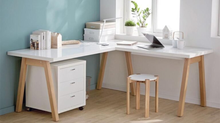 bureau avec une lettre laissee sur la table