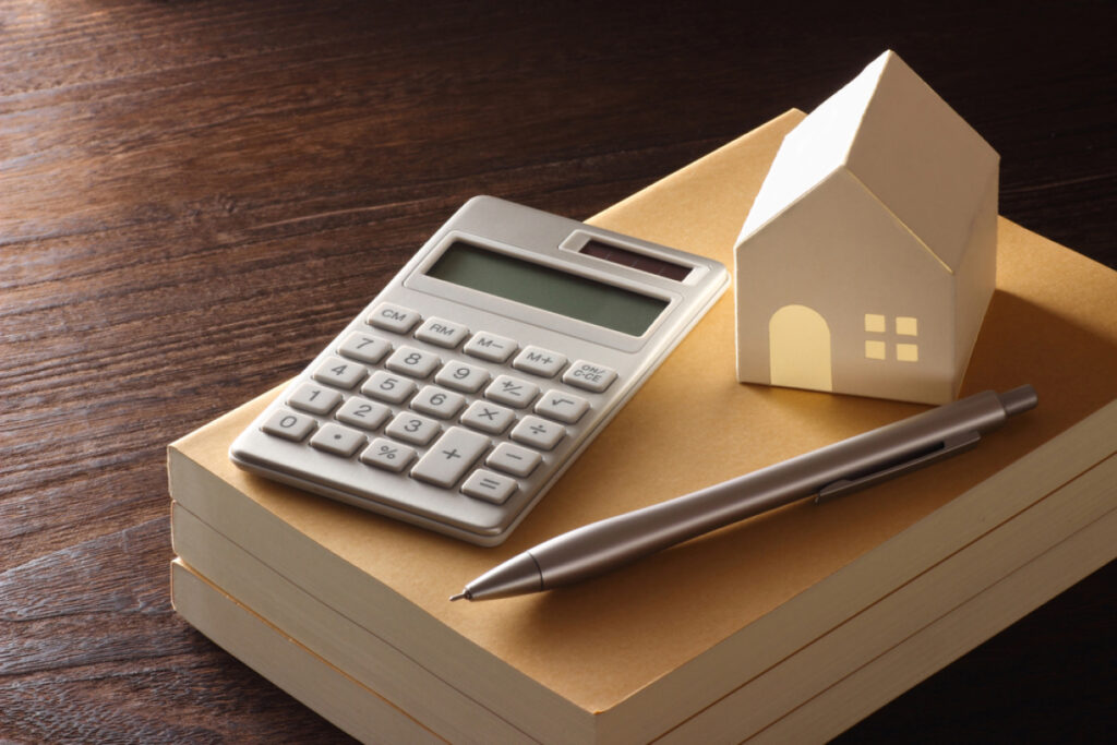 calculatrice et documents de loyer sur une table