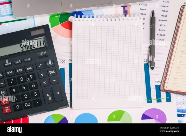 calculatrice et documents financiers sur un bureau 2