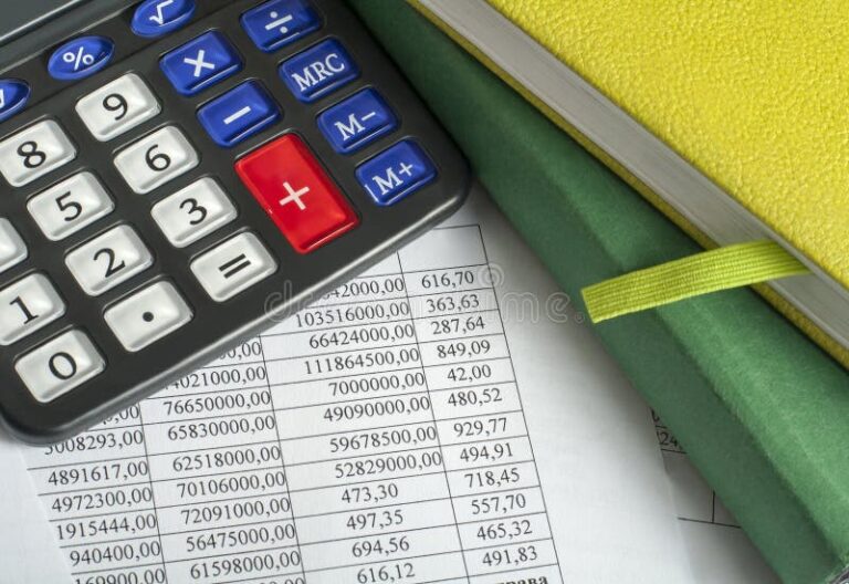 calculatrice et documents financiers sur une table