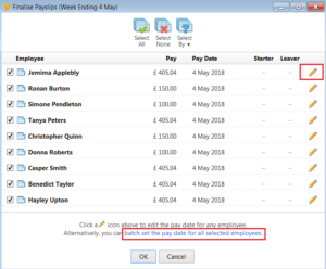 calculatrice et feuilles de salaire sur bureau lumineux