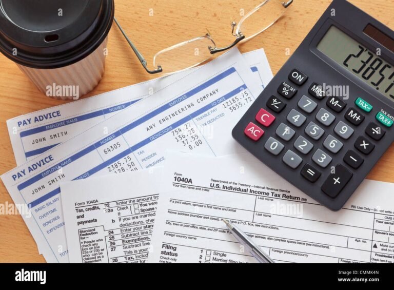 calculatrices et documents de paie sur une table