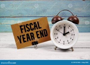 calendrier fiscal avec une horloge et papiers