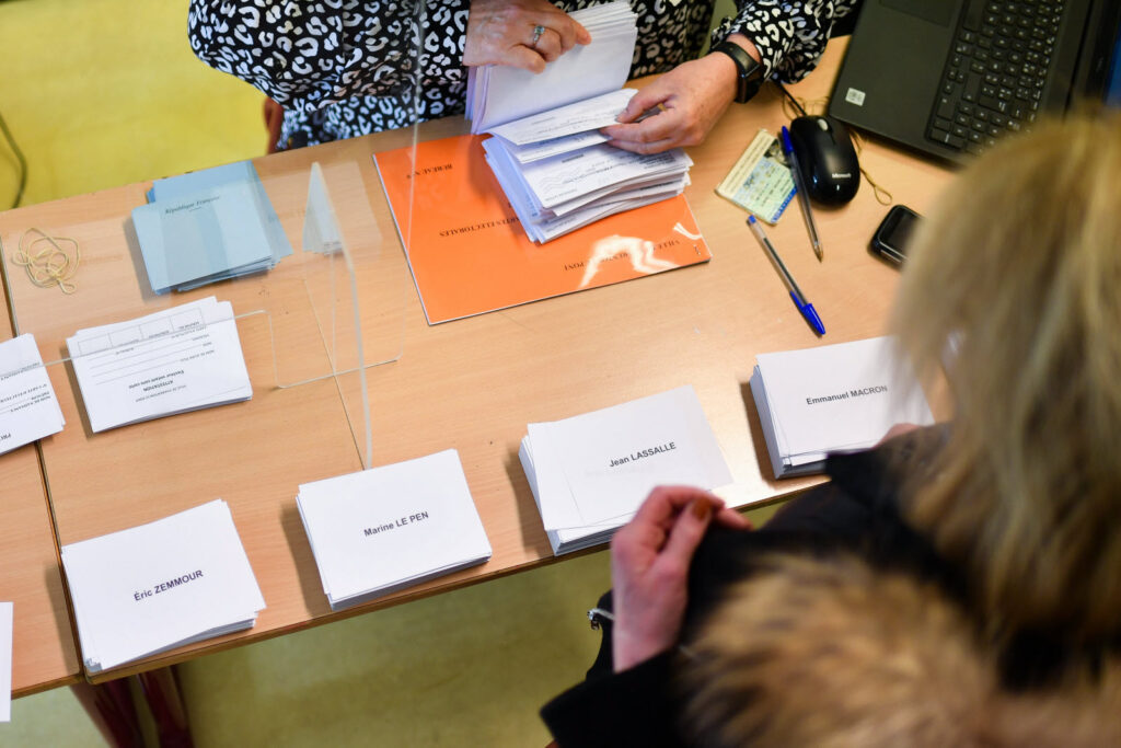 candidat votant dans un bureau de vote