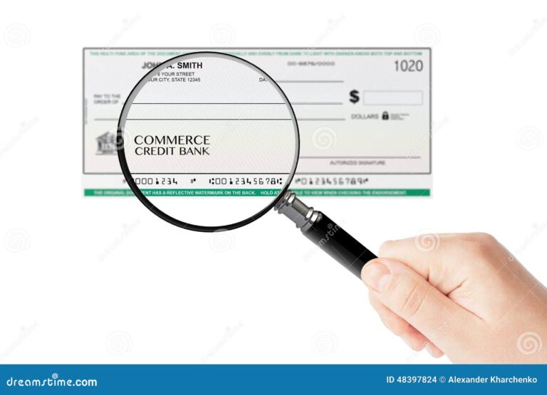 cheque avec une loupe pour verification