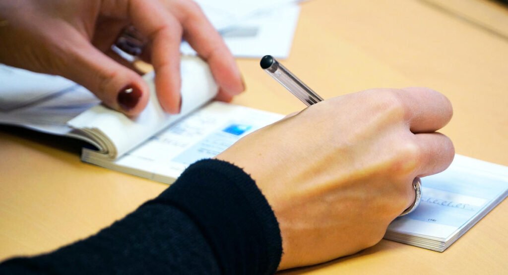 cheque emis sur un bureau avec stylo