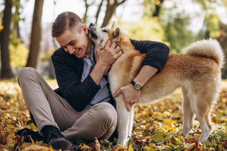 chien calme avec son proprietaire apaise