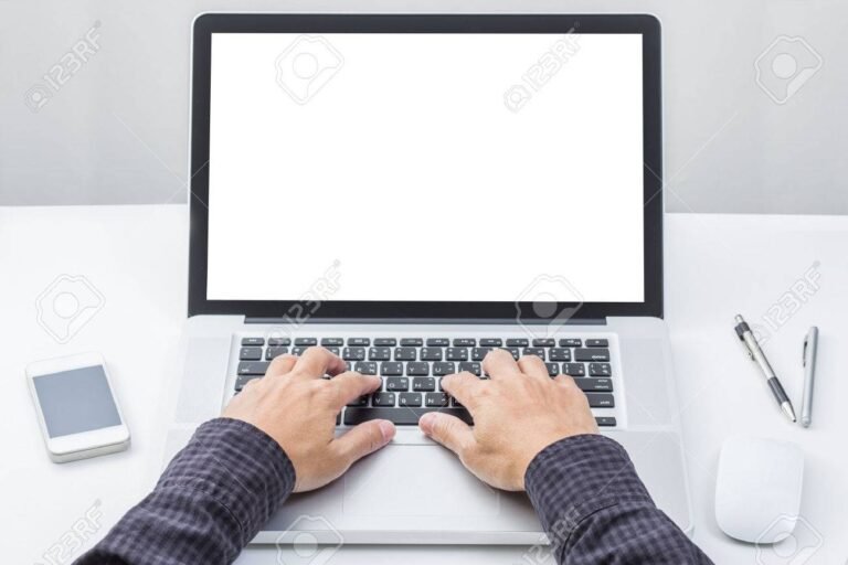 clavier avec mains tapant sur un ecran