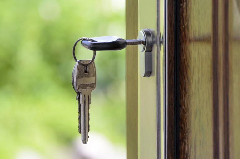 cle de maison avec contrat dassurance