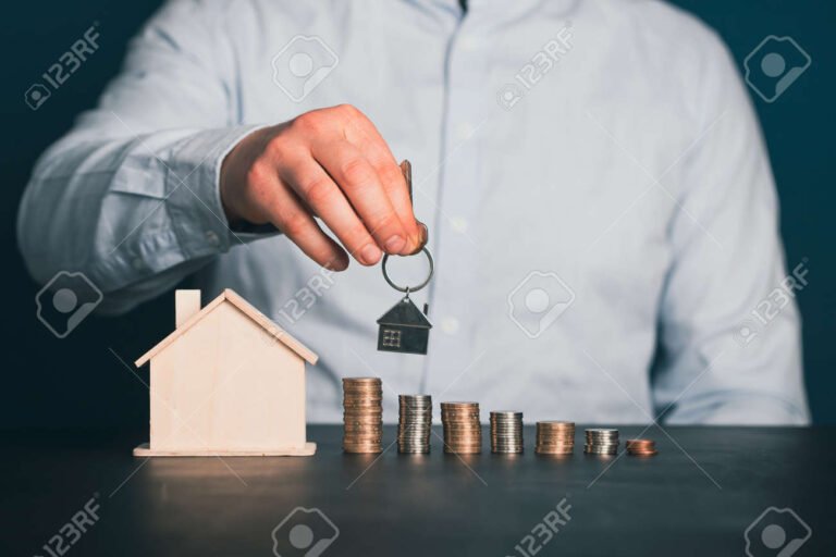 cle dune maison avec une pile dargent