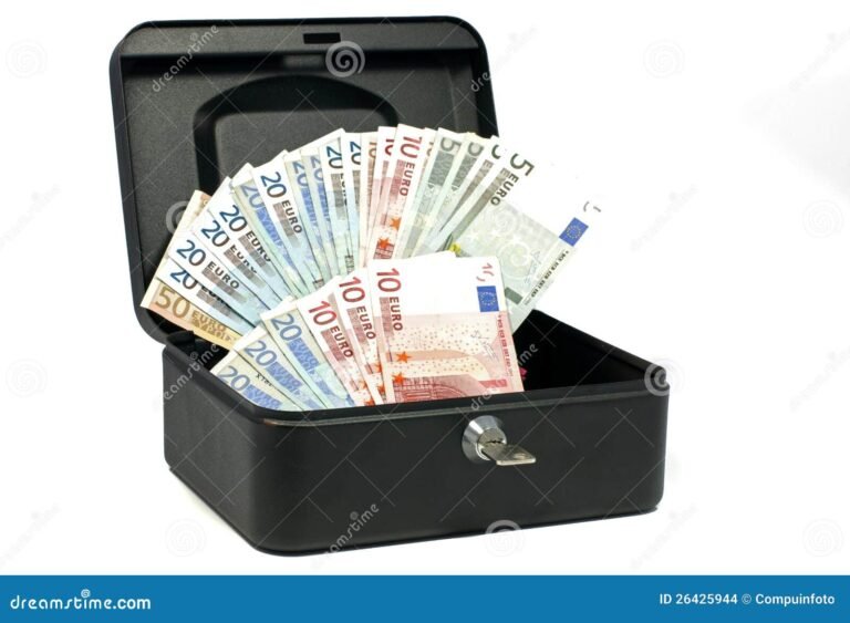 Combien faut-il épargner par mois pour atteindre ses objectifs financiers 2 coffre fort rempli de pieces et billets