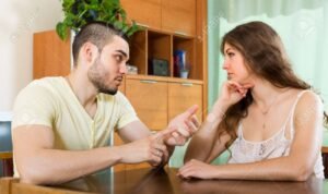 couple discutant serieusement a une table