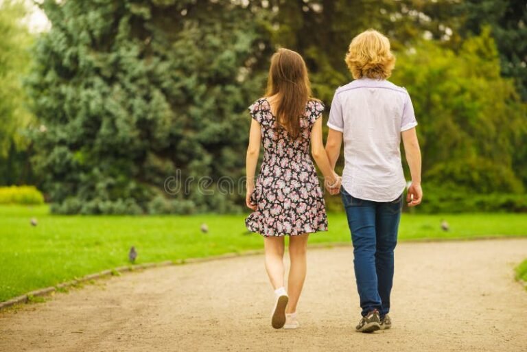 Qui hérite en cas de décès du conjoint Explications et droits 2 couple se tenant la main dans un parc