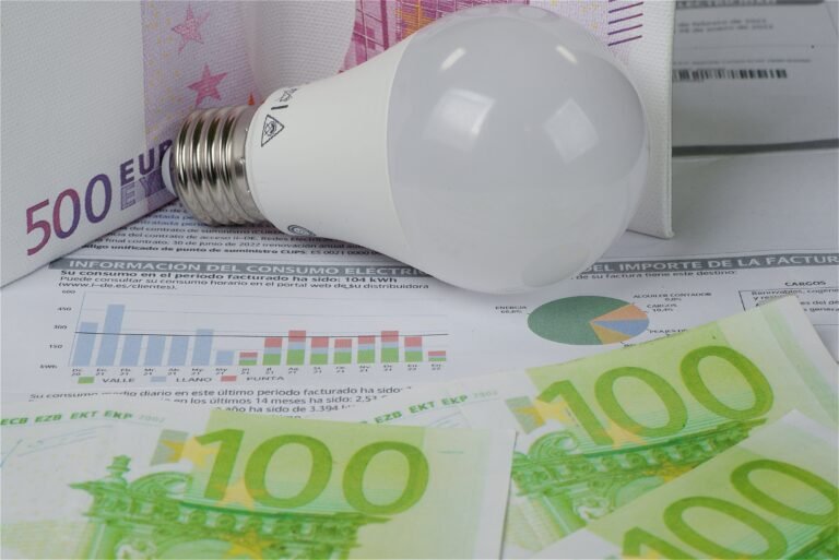 des consommateurs heureux devant une facture delectricite