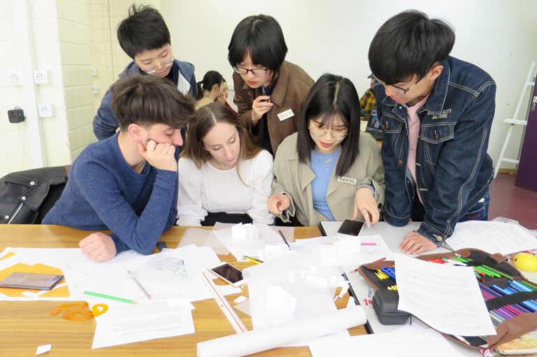 des etudiants en architecture dinterieur en classe