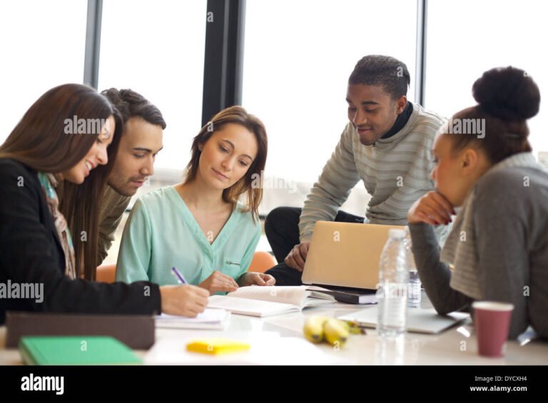 des etudiants en train detudier ensemble