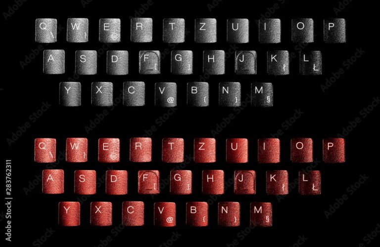 des lettres et un clavier en arriere plan
