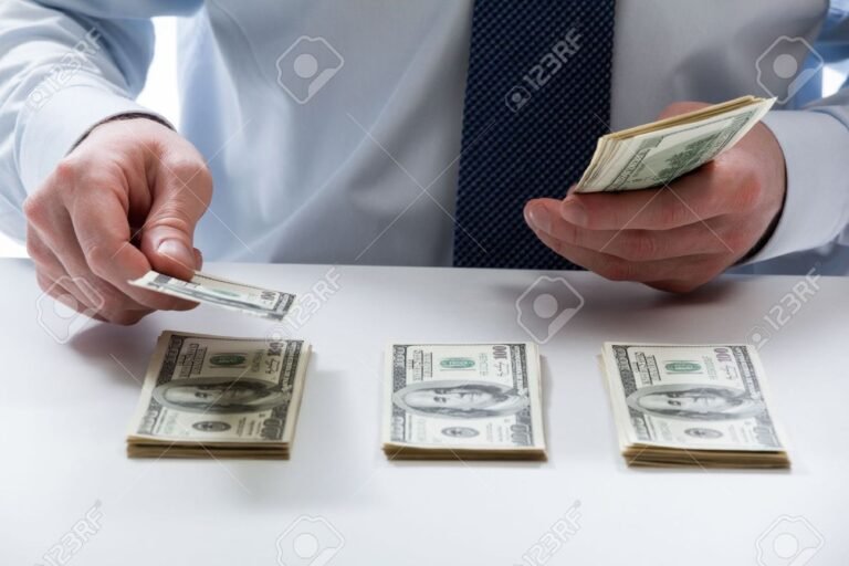 des mains comptant des billets de banque 1