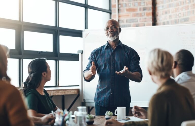 des personnes en formation en groupe
