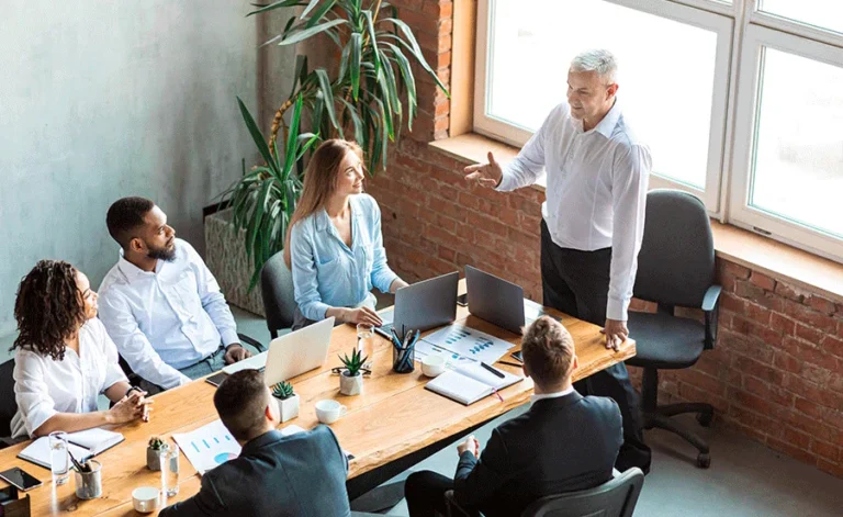 des personnes en reunion de travail