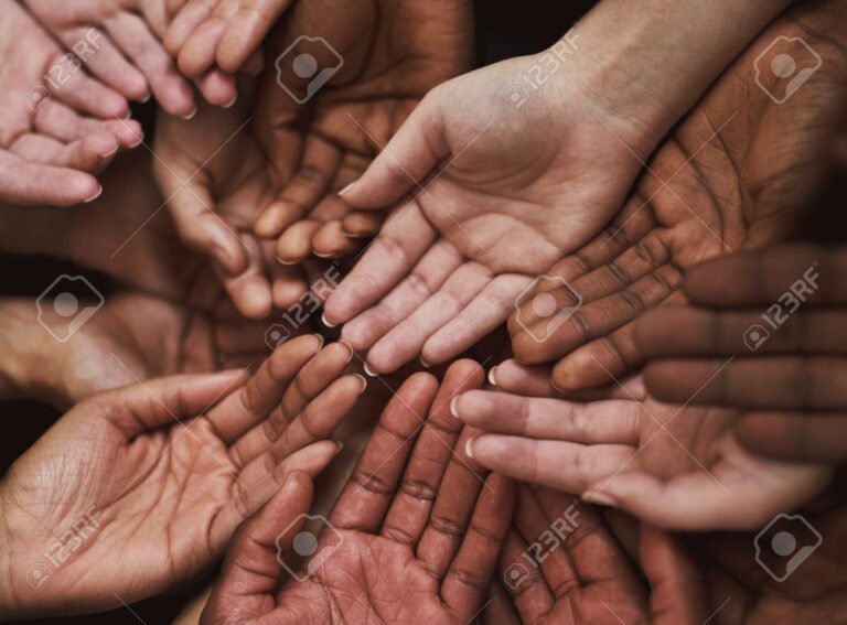 des personnes se reunissant pour aider