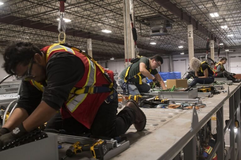 des travailleurs comptant leurs heures supplementaires