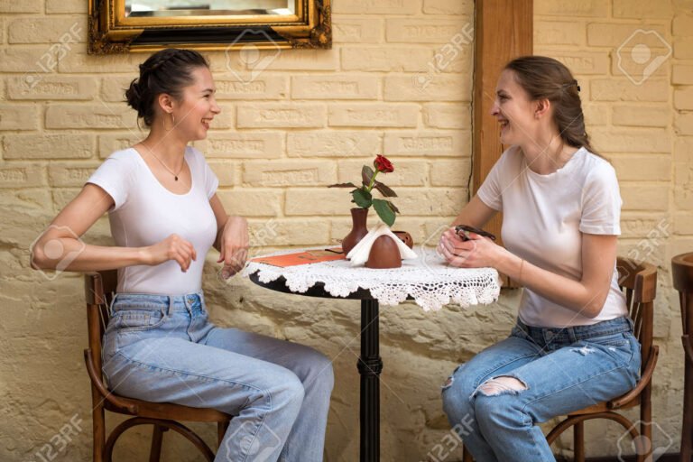 Comment se faire rembourser de l'argent prêté à un ami 2 deux amis discutant autour dune table