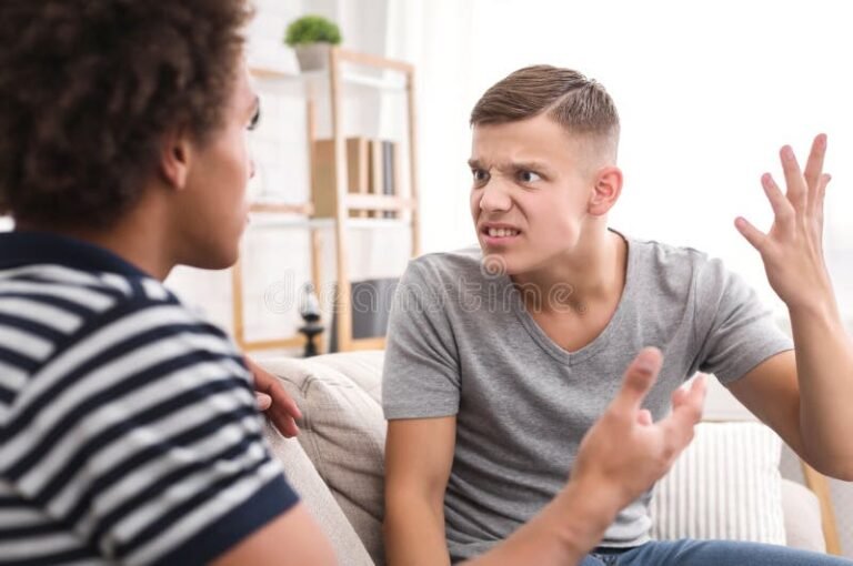 deux personnes discutant autour dune maison