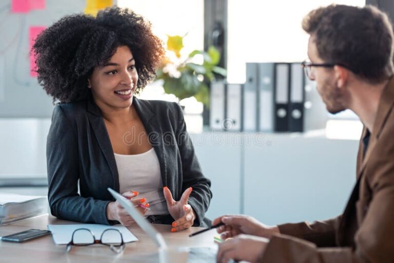 deux personnes en discussion professionnelle