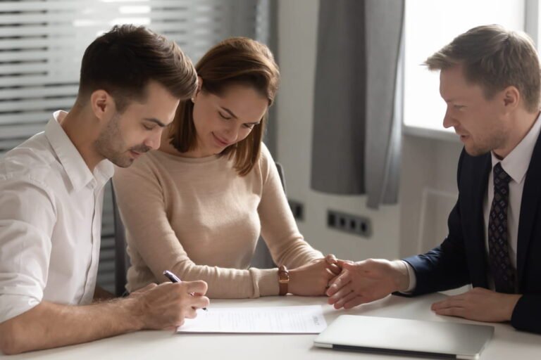 deux personnes signant un contrat ensemble 1