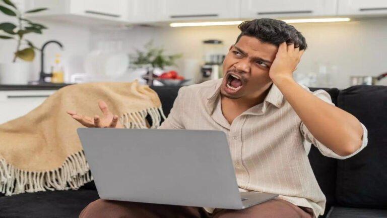 Que faire si je n'ai pas été payé par mon employeur 43 employe inquiet regardant facture impayee