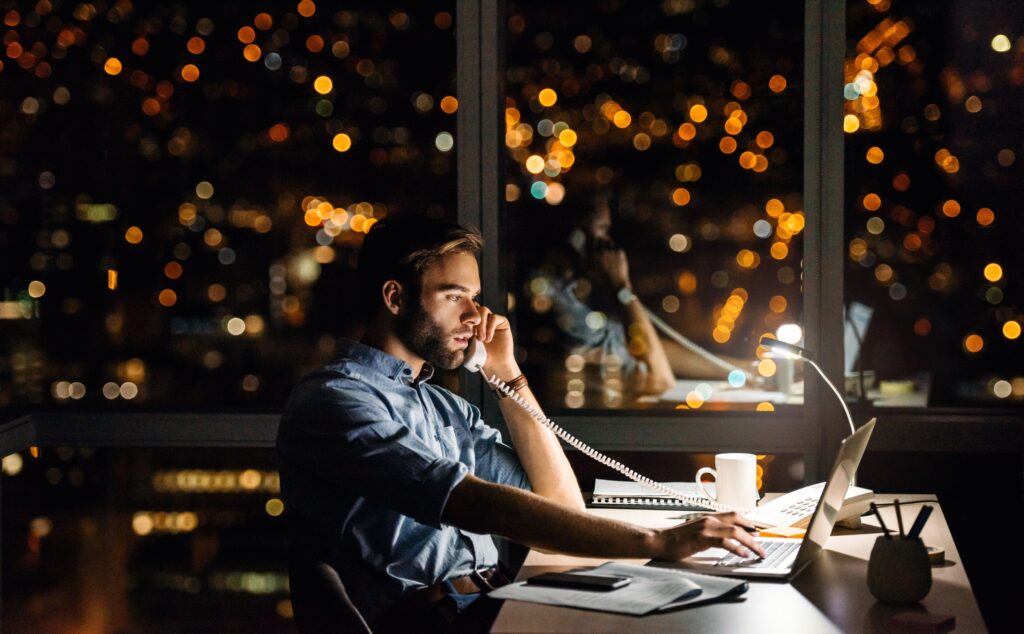 employe travaillant tard au bureau