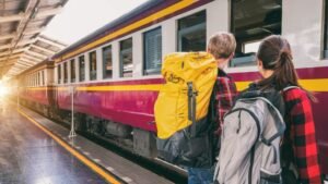 etudiant avec sac a dos et train ter