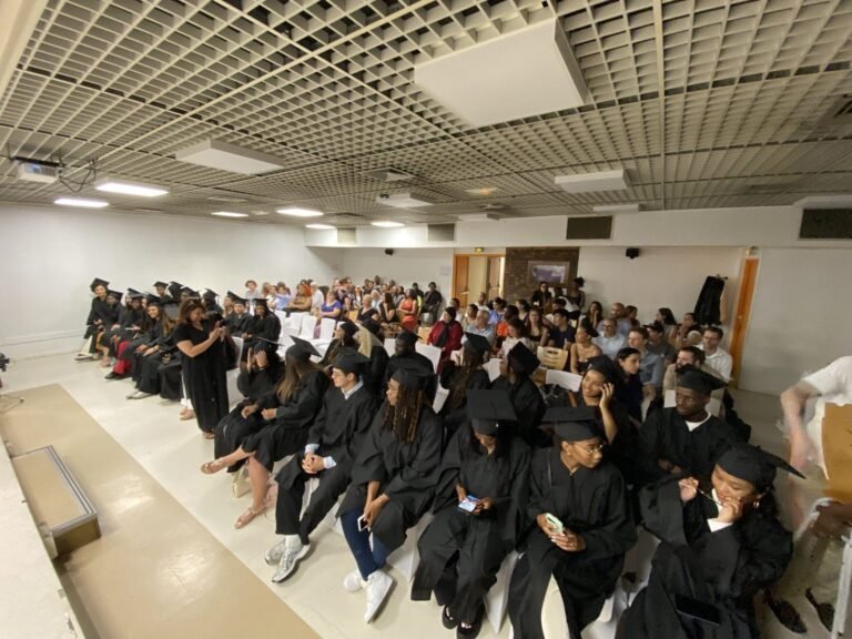 etudiants celebrant leur reussite au bts 1