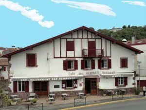 facade accueillante dhotel a saint jean pied de port