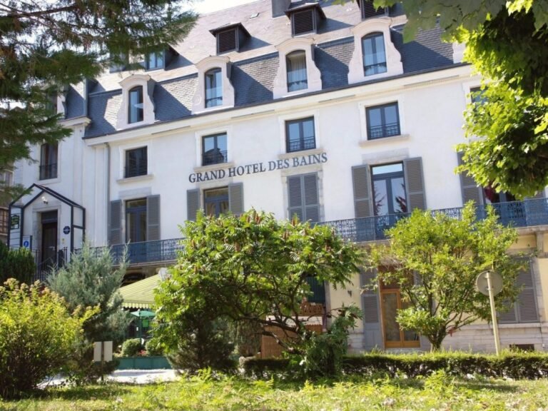 Quels Services Propose Le Logis Grand Hôtel Des Bains Salins Aux Bains 2 facade elegante du logis grand hotel salins
