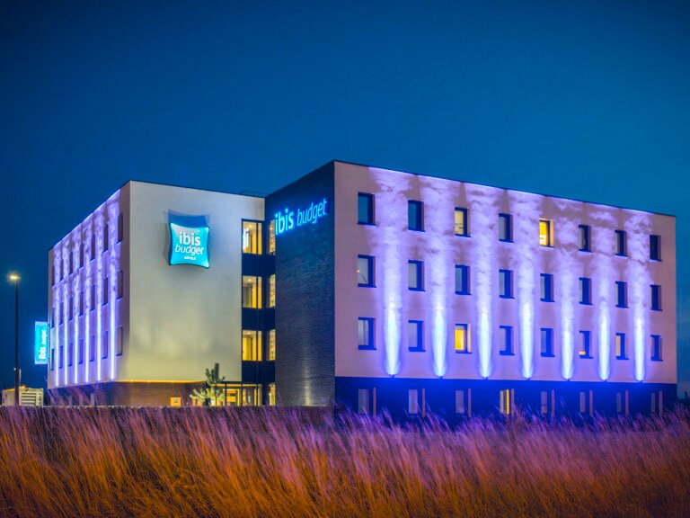 facade moderne hotel ibis budget lumineux