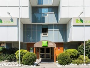 facade moderne hotel ibis styles cannes le cannet