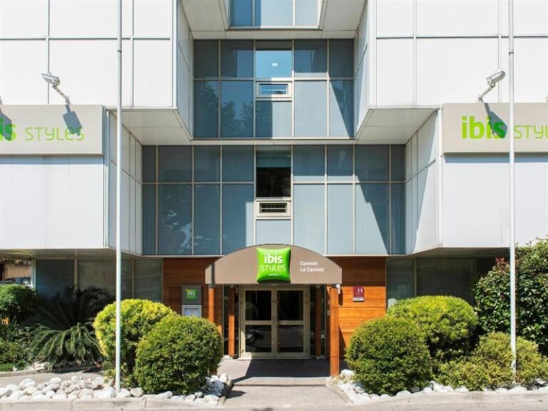 facade moderne hotel ibis styles cannes le cannet