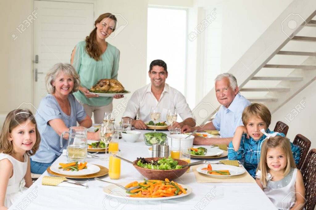 famille heureuse autour dune table 1