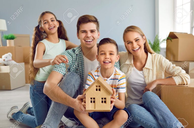 famille heureuse devant maison neuve lumineuse