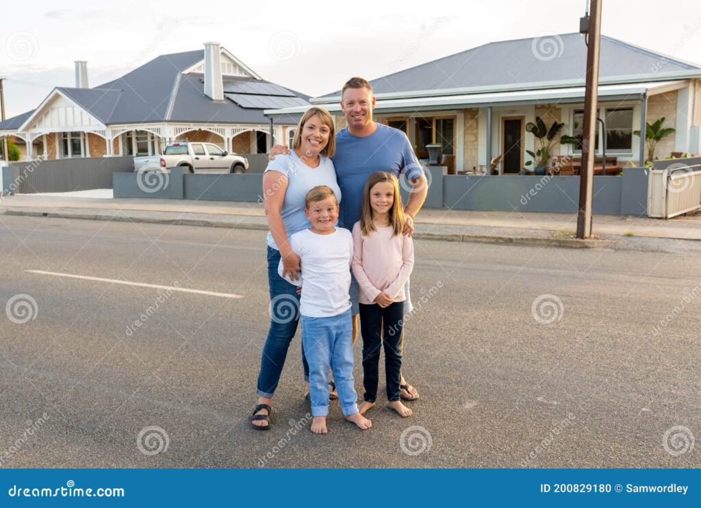 famille heureuse devant un appartement de vacances